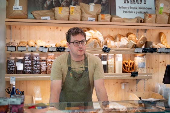 Federico Zemilli ist seit längerem bereits im Biofachgeschäft GianniBio beschäftigt, seit Anfang des Jahres über einen regulären Arbeitsvertrag. (Foto: LPA/Greta Stuefer)