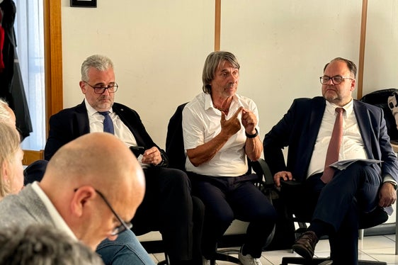 L’assessore alla Prevenzione sanitaria e Salute Hubert Messner (al centro) ha elogiato il personale del Distretto sanitario di Bolzano-Oltrisarco durante un colloquio. Erano presenti anche il direttore di Dipartimento Michael Mayr (a sinistra) e il direttore generale dell’Azienda Sanitaria Christian Kofler. (Foto: USP/Angelika Schrott)