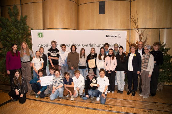43 Schülerinnen und Schüler des Schulverbunds Pustertal hat am Burger Hof in Prags 1000 Bäume gepflanzt, um damit eine Ort der Ruhe zu schaffen. (Foto: LPA/Landesabteilung Forstdienst)