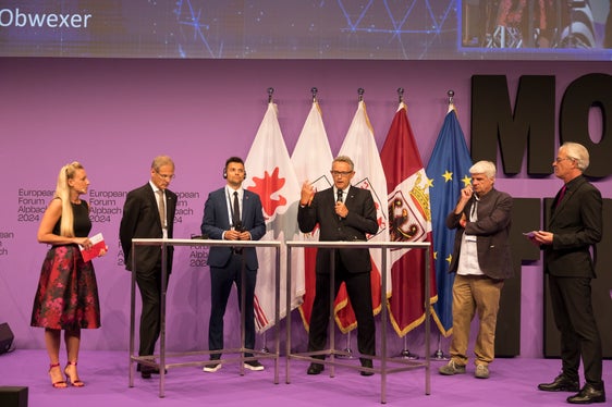 Mëisa turonda n con’ dla AI cun focus sun i Chemuns pra l Summit dla Euregio. Da man ciancia, la muderadëura Karin Gschnitzer, l prufessëur Walter Obwexer derijënt de EuregioLab, Maurizio Gianordoli vizepresidënt dla Fundazion Bruno Kessler, l ambolt de Amlach Stefan Clara, Stefan Gasslitter dla GD Südtiroler Informatik AG y l muderadëur Dénes Széchényi. (Foto: Land Tirol/Sedlak)