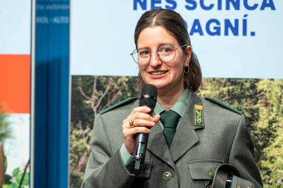 Promuovere la vitalità e la stabilità del bosco: la guardia forestale Teresa Staffler della stazione forestale di Sarentino. (Foto: USP/Fabio Brucculeri)