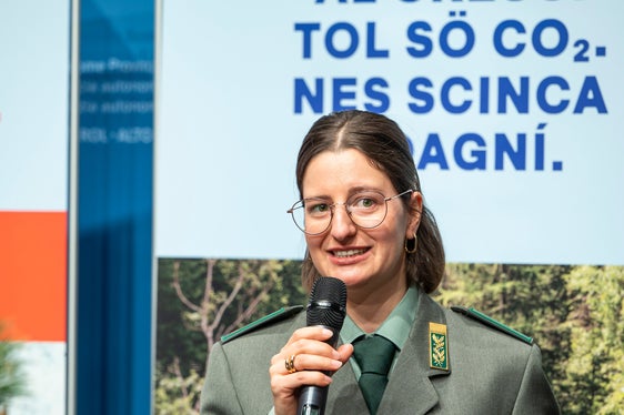 Promuovere la vitalità e la stabilità del bosco: la guardia forestale Teresa Staffler della stazione forestale di Sarentino. (Foto: USP/Fabio Brucculeri)