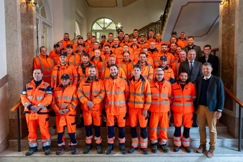 Mobilitätslandesrat Daniel Alfreider (vorne rechts), Generaldirektor Alexander Steiner (2. Reihe rechts), Abteilungsdirektor Philipp Sicher (4. Reihe rechts) und Amtsdirektor Günter Sölva (3. Reihe rechts) begrüßten bei der Feier fast 60 neue Straßenwärter des Landes im Palais Widmann in Bozen. (LPA/Fabio Brucculeri)