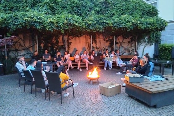 Im Zuge seiner Mission zur Förderung informeller Bildung und politischer Partizipation hat das Landesamt für Jugendarbeit in Zusammenarbeit mit dem Verein Kassianeum einen bedeutenden Schritt in der internationalen Vernetzung gesetzt. Das Bild entstand während des Jugendaustausches vor dem JuKas in Brixen. (Foto: LPA/Landesamt für Jugendarbeit/Sarah Lazzari, Helga Tinkhauser, Benjamin Schlesier)