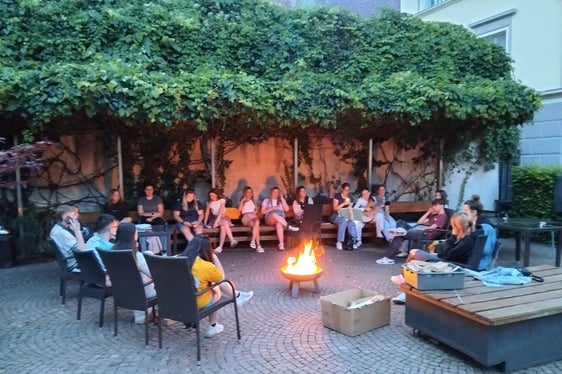 Nell'ambito della sua missione di promozione dell'educazione informale e della partecipazione politica, l'Ufficio Servizio giovani ha compiuto un passo significativo verso la creazione di una rete internazionale in collaborazione con l'associazione Kassianeum. La foto è stata scattata durante lo scambio di giovani davanti al Jukas di Bressanone.
(Foto: USP/Ufficio Servizio giovani/Sarah Lazzari, Helga Tinkhauser, Benjamin Schlesier)