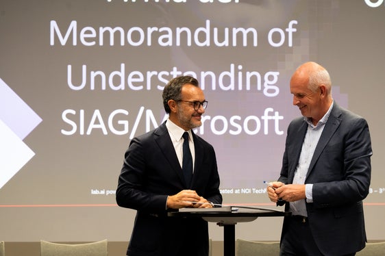Il manager di Microsoft Vincenzo Esposito (a sinistra) e il presidente di IAA Johannes Schneebacher hanno firmato il Memorandum of Understanding al NOI Techpark. (Foto: USP/Manuela Tessaro)