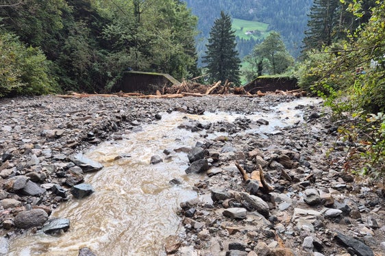Viel Geröll und Wildholz hat der Talbach (im Bild) in der Fraktion Matatz in der Gemeinde St. Martin in Passeier ausgelöst durch Starkregen am 13. September mitgeführt. (Foto: LPA/Landesamt für Wildbach- und Lawinenverbauung West in der Agentur für Bevölkerungsschutz/Jan Kobald)