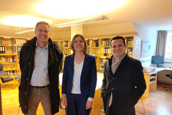 La Direzione della scuola dell’infanzia Ladinia accoglie 601 bambini: da sinistra Heinrich Videsott, Genny Ploner e André Comploi (Foto: USP/Direzione Istruzione, Formazione e Cultura ladina)