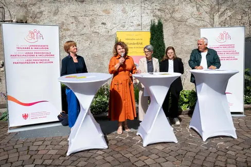 Una giornata importante al WunderBAR di Bressanone dedicata al decennale della legge provinciale per l'inclusione e la partecipazione. Nella foto (da sinistra) Martha Stocker, l'assessora provinciale Rosmarie Pamer, Heidi Ulm dell’Osservatorio sui diritti delle persone con disabilità, la consigliera di parità Brigitte Hofer e l’imprenditore Heiner Oberrauch. (Foto: USP/Fabio Brucculeri)