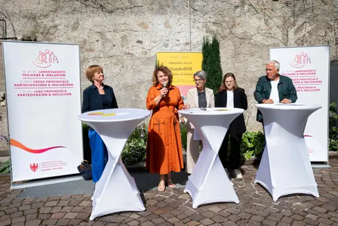 Una giornata importante al WunderBAR di Bressanone dedicata al decennale della legge provinciale per l'inclusione e la partecipazione. Nella foto (da sinistra) Martha Stocker, l'assessora provinciale Rosmarie Pamer, Heidi Ulm dell’Osservatorio sui diritti delle persone con disabilità, la consigliera di parità Brigitte Hofer e l’imprenditore Heiner Oberrauch. (Foto: USP/Fabio Brucculeri)