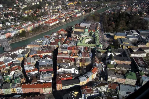 Auch in Zukunft können Südtiroler Patientinnen und Patienten in Tirol, vor allem in Innsbruck (Bild), behandelt werden. (Foto: Pixabay/12019)