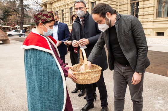 L'assessore Philipp Achammer (davanti) e il presidente della Provincia Arno Kompatscher (dietro) con un cantore della stella (Foto: ASP/Barbara Franzelin)
