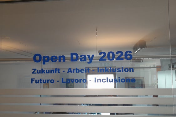 Zukunft-Arbeit-Inklusion: Die drei Dienste, die sich am Tag der offenen Tür in Bruneck vorgestellt haben, befassen sich mit diesen Themenkreisen und bieten Bürgerinnen und Bürgern sowie Unternehmen und Betrieben Information und Beratung. (Foto: LPA/AVZ Bruneck)
