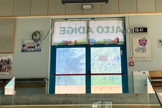 Eine Anzeigetafel (im Bild), bessere Beleuchtung und Notbeleuchtung sowie Beschallung: Die Turnhalle der Gasteiger-Schule in Bozen erhielt einige Verbesserungen. (Foto: LPA)