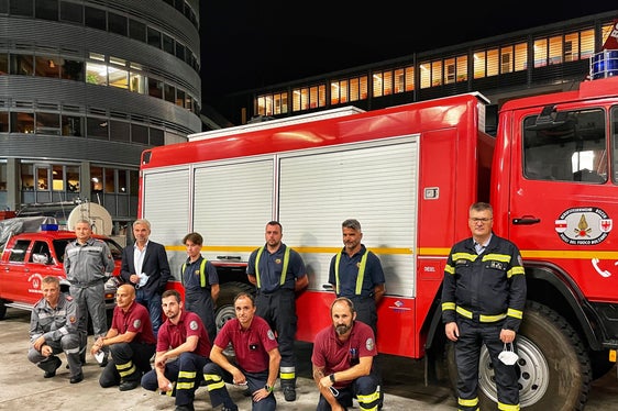 L’assessore Schuler (2° da sx), assieme al comandante del Corpo permanente dei Vigili del Fuoco di Bolzano, Florian Alber e al presidente dell’Unione dei corpi volontari dei Vigili del Fuoco, Wolfram Gapp (1° da sx) hanno salutato le unità d'intervento in partenza per la Sicilia. (Foto: ASP/Diddi Osele)
