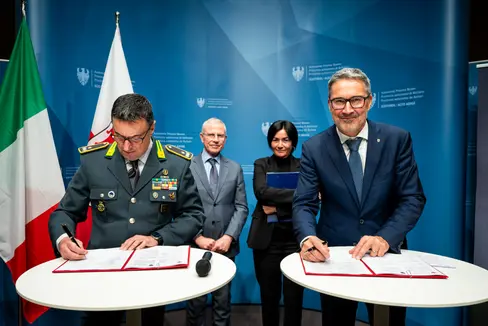 Der regionale Kommandant der Finanzwache für Trentino-Südtirol, General Gavino Putzu (links) und Landeshauptmann Arno Kompatscher (rechts) unterzeichneten vor Regierungskommissar, Präfekt Vito Cusumano und Landesrätin Ulli Mair (im Hintergrund) die Vereinbarung zur Organisation von Wettbewerbsverfahren für Personal mit Zweisprachigkeitsnachweis. (Foto: LPA/Fabio Brucculeri)