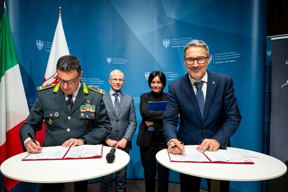 Der regionale Kommandant der Finanzwache für Trentino-Südtirol, General Gavino Putzu (links) und Landeshauptmann Arno Kompatscher (rechts) unterzeichneten vor Regierungskommissar, Präfekt Vito Cusumano und Landesrätin Ulli Mair (im Hintergrund) die Vereinbarung zur Organisation von Wettbewerbsverfahren für Personal mit Zweisprachigkeitsnachweis. (Foto: LPA/Fabio Brucculeri)