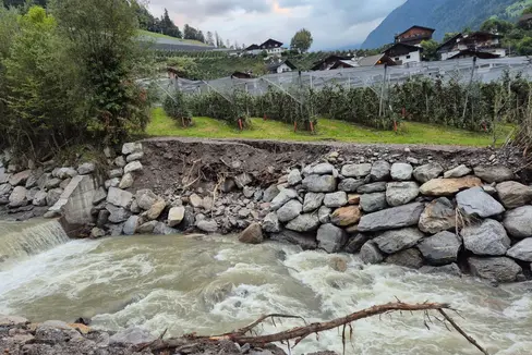 Der Kalbenbach, umgangssprachlich Kalmbach genannt, führte nach dem Starkregen am 13. September Hochwasser und richtete Schäden an der Ufermauer an. Die Wildbachverbauung hat unmittelbar mit den Instandsetzungsarbeiten begonnen. (Foto: LPA/Landesamt für Wildbach- und Lawinenverbauung West in der Agentur für Bevölkerungsschutz/Jan Kobald)