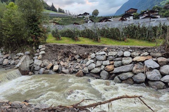 Le forti piogge hanno causato inondazioni e depositato nuovamente molti detriti nel rio della Clava (Kalmbach). (Foto: USP/Ufficio Sistemazione bacini montani ovest/Jan Kobald))