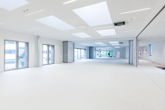 Le aule al piano superiore sono modulari e regolabili nelle dimensioni con pareti pieghevoli. (Foto: Ufficio Edilizia ovest/Paolo Tenaglia)