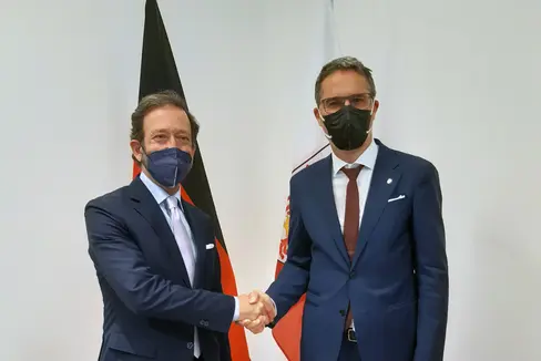 L'ambasciatore Elbling (a sinistra) ed il presidente Kompatscher al termine dell'incontro (Foto: ASP/Guido Steinegger)