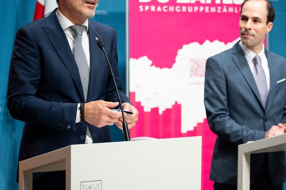 Il censimento dei gruppi linguistici inizierà lunedì 4 dicembre, alle ore 9,00, e avrà luogo separatamente dal censimento e per la prima volta si svolgerà online: lo hanno riferito oggi il presidente Arno Kompatscher (a sinistra) e il direttore dell'ASTAT, Timon Gärtner (Foto: ASP/Fabio Brucculeri)