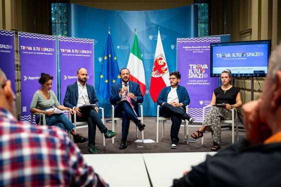 Sara Hussein (Amt für Jugendarbeit), Direktor Andolfo, Landesrat Galateo, Fabio Raffaelli und Lidia Tecchinati (beide Amt für Jugendarbeit) stellten gemeinsam das Netzwerk Trova il tuo spazio vor. (Foto: LPA/Fabio Brucculeri)