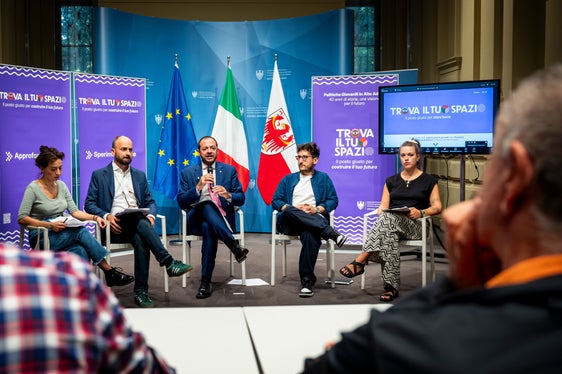 Sara Hussein (Amt für Jugendarbeit), Direktor Andolfo, Landesrat Galateo, Fabio Raffaelli und Lidia Tecchinati (beide Amt für Jugendarbeit) stellten gemeinsam das Netzwerk Trova il tuo spazio vor. (Foto: LPA/Fabio Brucculeri)
