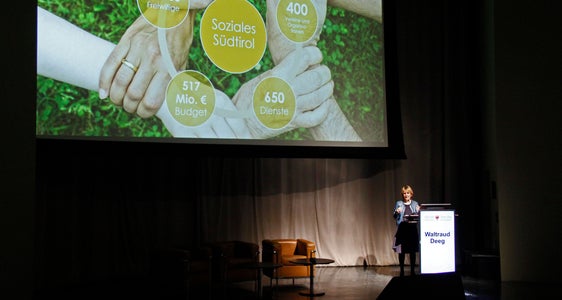 Der neue Landessozialplan wurde in einem partizipativen Prozess erarbeitet (im Bild Landesrätin Deeg bei der Kick-Off-Veranstaltung im Jänner 2020), nun wurde der Entwurf vom Landessozialbeirat gutgeheißen. (Foto: LPA/