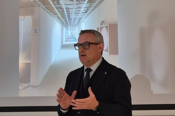 Stiamo costruendo scuole moderne, funzionali e aperte al territorio, perché crediamo che la qualità degli spazi incida direttamente sulla qualità della formazione, ha affermato a Merano l’assessore Christian Bianchi. (Foto: USP/Gianluca Crocco)