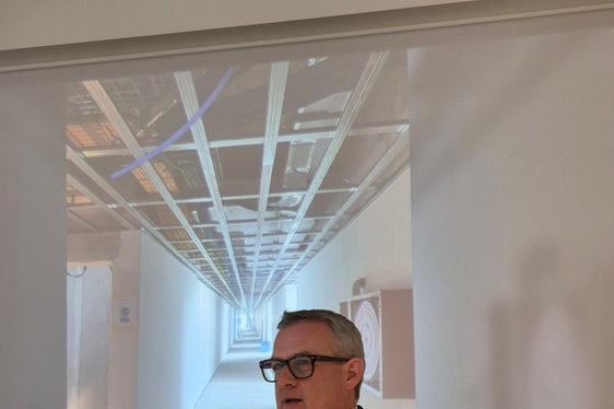 Stiamo costruendo scuole moderne, funzionali e aperte al territorio, perché crediamo che la qualità degli spazi incida direttamente sulla qualità della formazione, ha affermato a Merano l’assessore Christian Bianchi. (Foto: USP/Gianluca Crocco)