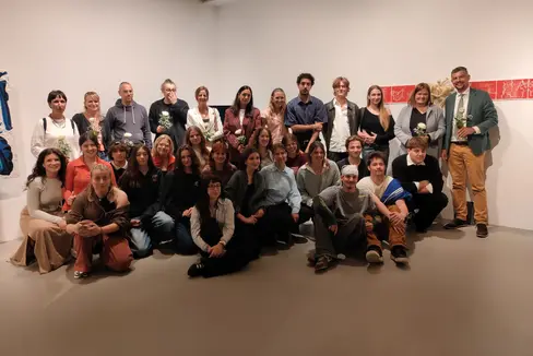 Assessëur per l’istruzion, la Furmazion y la Cultura ladina, Daniel Alfreider, diretëura Maria Teresa Mussner, nsenianc y nseniantes, studënc y studëntes tlasses 5° dl Lizeum d’ert Cademia (USP/Intendënza y Cultura Ladina)