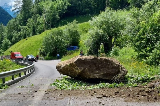 Am 5. Juni 2024 wurde die Schnalstaler Straße von vier Sturzblöcken getroffen, wobei der größte der Blöcke ein Volumen von rund 24 Kubikmetern aufwies. (Foto: LPA/Report Naturgefahren)