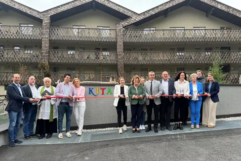 In Graun im Vinschgau, genauer in der Fraktion Reschen, wurde für die neue Kita eine neuartige Zusammenarbeit zwischen privaten Akteuren und öffentlicher Hand gewagt: Im Hotel Gerstl ist die neue Kita untergebracht, die von der Sozialgenossenschaft Lola geführt wird, die Räume werden vom Hotel gestellt, die Führungskosten tragen Gemeinde und Land und die nutzenden Familien. Das Kita-Personal wird sowohl in der Kita, als auch in der Kinderbetreuung des Hotels eingesetzt, wodurch ein Ganzjahresjob garantiert ist. (Foto: LPA/Katharina Fleischmann)