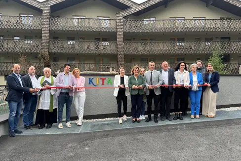 In Graun im Vinschgau, genauer in der Fraktion Reschen, wurde für die neue Kita eine neuartige Zusammenarbeit zwischen privaten Akteuren und öffentlicher Hand gewagt: Im Hotel Gerstl ist die neue Kita untergebracht, die von der Sozialgenossenschaft Lola geführt wird, die Räume werden vom Hotel gestellt, die Führungskosten tragen Gemeinde und Land und die nutzenden Familien. Das Kita-Personal wird sowohl in der Kita, als auch in der Kinderbetreuung des Hotels eingesetzt, wodurch ein Ganzjahresjob garantiert ist. (Foto: LPA/Katharina Fleischmann)