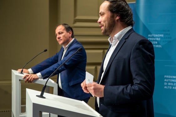 Landesrat Achammer (r.) verwies heute ebenso wie sein italienischer Amtskollege Vettorato auf die Bedeutung des Lesens. (Foto: LPA/Fabio Brucculeri)