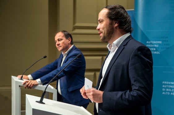 Landesrat Achammer (r.) verwies heute ebenso wie sein italienischer Amtskollege Vettorato auf die Bedeutung des Lesens. (Foto: LPA/Fabio Brucculeri)