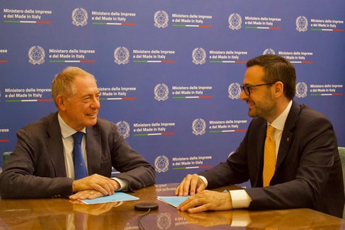 Landeshauptmannstellvertreter Marco Galateo (links) sprach in Rom mit dem Minister für Unternehmen und Made in Italy, Adolfo Urso, über die geplante Reform des Rahmengesetzes für das Handwerk. Diese soll in das erste jährliche Gesetz für kleine und mittlere Unternehmen einfließen. (Foto: LPA)