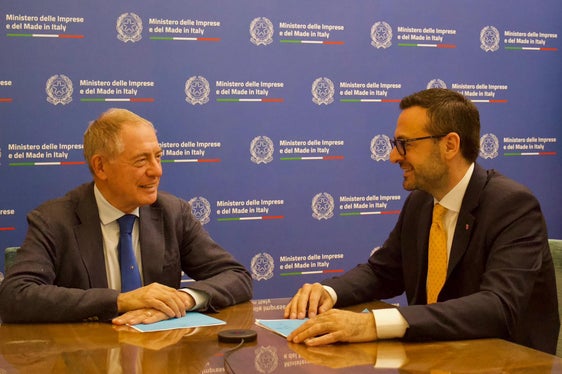 Landeshauptmannstellvertreter Marco Galateo (links) sprach in Rom mit dem Minister für Unternehmen und Made in Italy, Adolfo Urso, über die geplante Reform des Rahmengesetzes für das Handwerk. Diese soll in das erste jährliche Gesetz für kleine und mittlere Unternehmen einfließen. (Foto: LPA)