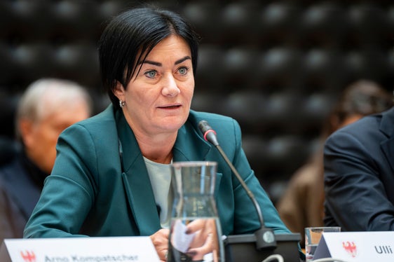 Landesrätin Ulli Mair hob hervor, dass aus ehemaligen Kasernen neue, lebenswerte Stadtquartiere mit leistbarem Wohnraum entstehen können. (Foto: LPA/Fabio Brucculeri)