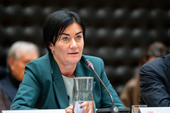 Landesrätin Ulli Mair hob hervor, dass aus ehemaligen Kasernen neue, lebenswerte Stadtquartiere mit leistbarem Wohnraum entstehen können. (Foto: LPA/Fabio Brucculeri)