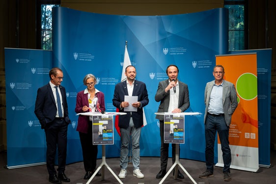 Stellten am 15. September die 10. Ausgabe der Bildungsmesse Futurum und die Landesmeisterschaft der Berufe WorldSkills South Tyrol Italy 2025 vor: (v.l.) Handelskammer-Generalsekretär Alfred Aberer, Abteilungsdirektorin Rolanda Tschugguel, Landesrat Marco Galateo, Landesrat Philipp Achammer und der ladinische Schulamtsleiter Heinrich Videsott. (Foto: LPA/Fabio Brucculeri)