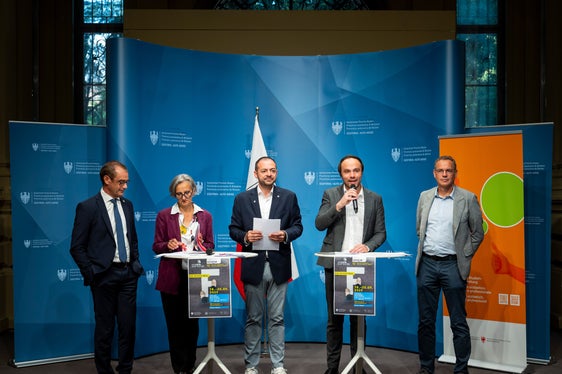 Stellten am 15. September die 10. Ausgabe der Bildungsmesse Futurum und die Landesmeisterschaft der Berufe WorldSkills South Tyrol Italy 2025 vor: (v.l.) Handelskammer-Generalsekretär Alfred Aberer, Abteilungsdirektorin Rolanda Tschugguel, Landesrat Marco Galateo, Landesrat Philipp Achammer und der ladinische Schulamtsleiter Heinrich Videsott. (Foto: LPA/Fabio Brucculeri)