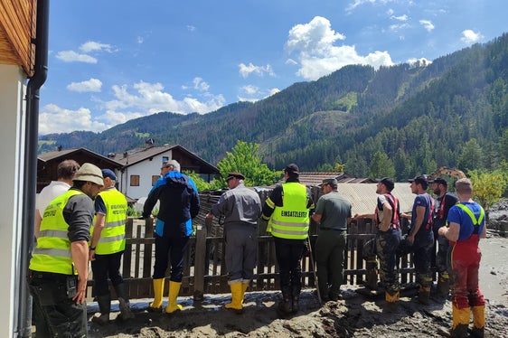 Wie ist die Lage: Landeshauptmann und Bevölkerungsschutzlandesrat Arno Kompatscher heute mit Einsatzkräften in Campill (Foto: LPA)