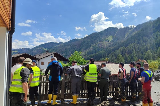 Wie ist die Lage: Landeshauptmann und Bevölkerungsschutzlandesrat Arno Kompatscher heute mit Einsatzkräften in Campill (Foto: LPA)