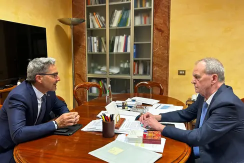 Landeshauptmann Arno Kompatscher und der Minister für regionale Angelegenheiten und Autonomie Roberto Calderoli beim Treffen in Rom. (Foto: LPA/Elisa Gentile)