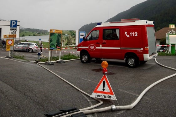 Die Freiwilligen Feuerwehrleute von St. Valentin in der Gemeinde Graun im Vinschgau sind dabei, Keller verschiedener Gebäude auszupumpen. (Foto: LPA/FF St. Valentin/Graun)