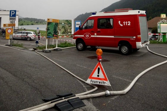 Die Freiwilligen Feuerwehrleute von St. Valentin in der Gemeinde Graun im Vinschgau sind dabei, Keller verschiedener Gebäude auszupumpen. (Foto: LPA/FF St. Valentin/Graun)