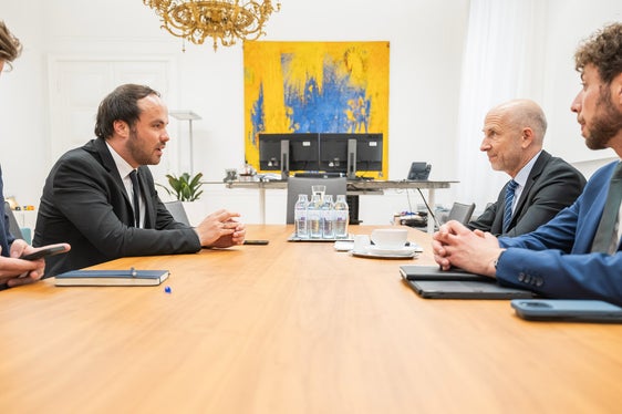 A parlare della carenza di lavoratori qualificati, ma anche delle possibilità di cooperazione tra i Servizi mercato del lavoro austriaco e altoatesino: l'assessore provinciale Achammer (a sinistra) e il ministro Kocher (secondo da destra). (Foto: Enzo Holey)