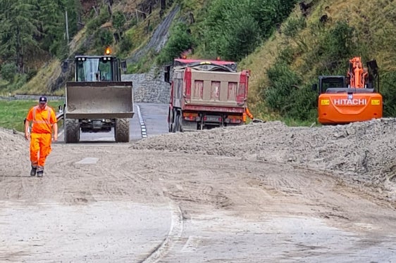 Im Schnalstal konnten die Mitarbeiter des Straßendienstes und der Wildbachverbauung die Befahrbarkeit der Straße noch in den Nachtstunden wieder herstellen. (Foto: LPA/Landesstraßendienst)